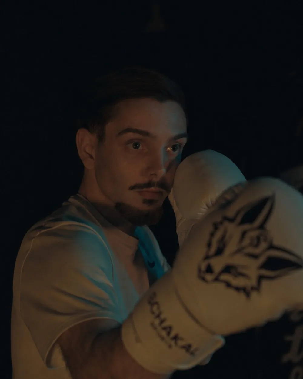 Oscar Manthey in Auslage, weiße Schakal-Boxhandschuhe