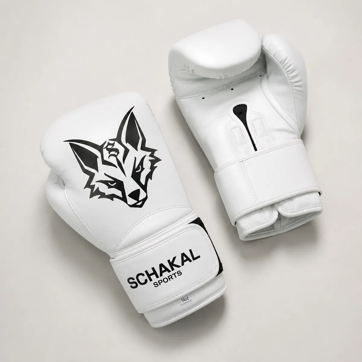 Ein Paar weiße Schakal-Boxhandschuhe von oben
